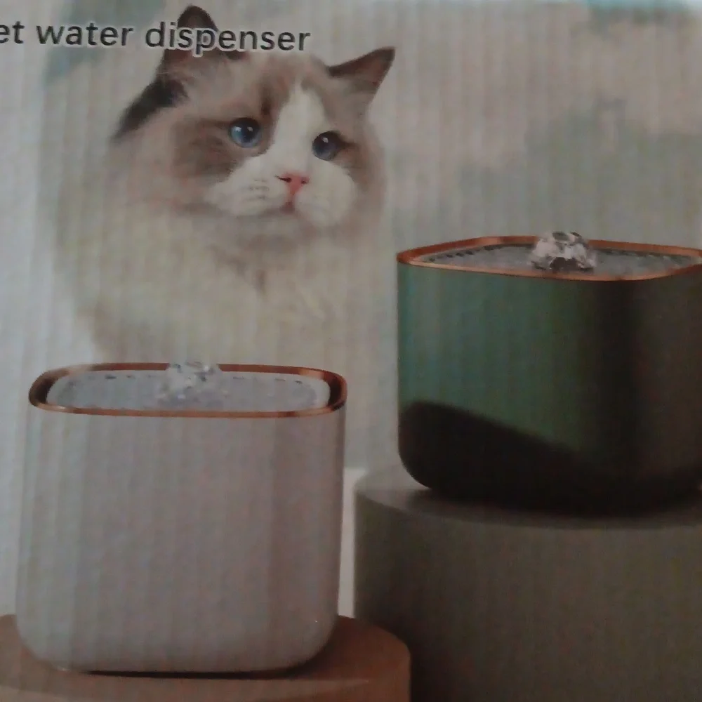 PET WATER DISPENSER, GREAT FOR CATS AND SMALL DOGS